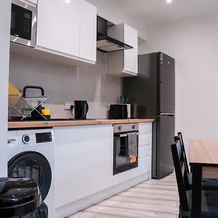 Stunning Modern 3 Bed, 2 Bedroom - Secure Parking - Close To Centre And Old Trafford *