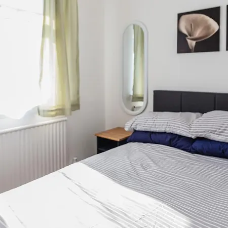 2 Bedroom Denton, Suitable For Professionals Needing A Peaceful Work Environment * Manchester