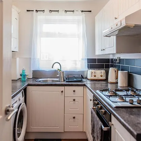 Apartament 2 Bedroom Denton, Suitable For Professionals Needing A Peaceful Work Environment *