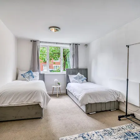 Modern 2br With Free Parking Sleeps 8 Walk To Old Trafford Manchester