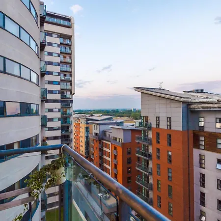 Elegant 2br Flat Near Northern Quarter