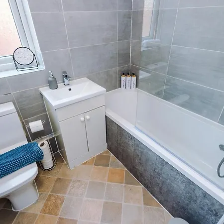 New! 2br With Parking, Near * 맨체스터