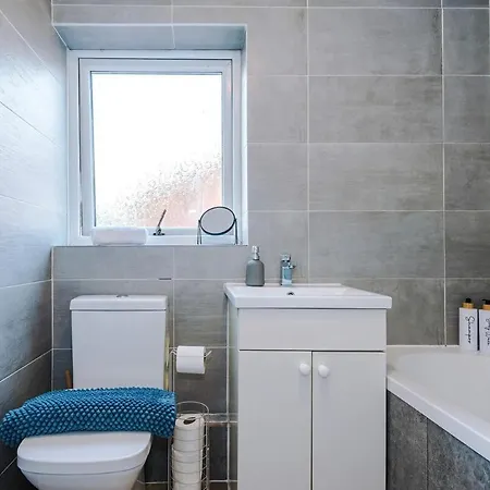 New! 2br With Parking, Near 맨체스터