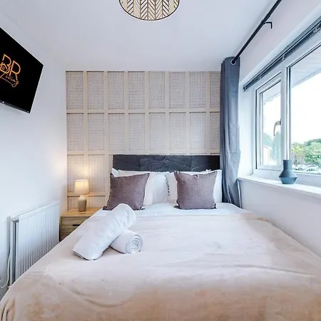 New! 2br With Parking, Near 맨체스터