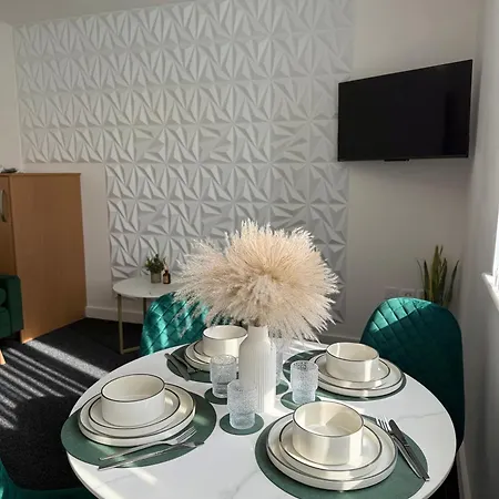 Luxury And Cosy Near Old Trafford M16 ,free Private Parking,fast Wi-fi,self Check-in Anytime Perfect For Late Arrivals, 5 Minutes To Old Trafford Stadium Appartement *