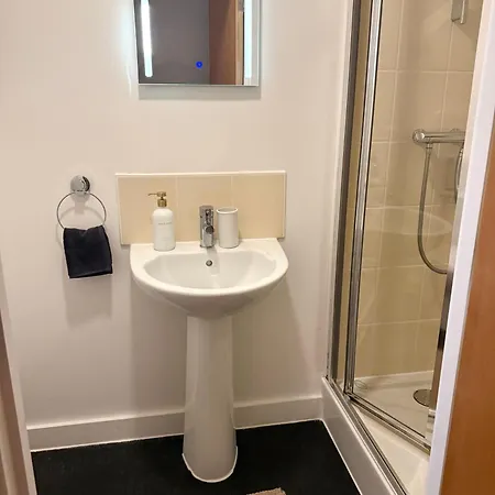Luxury And Cosy Near Old Trafford M16 ,free Private Parking,fast Wi-fi,self Check-in Anytime Perfect For Late Arrivals, 5 Minutes To Old Trafford Stadium *