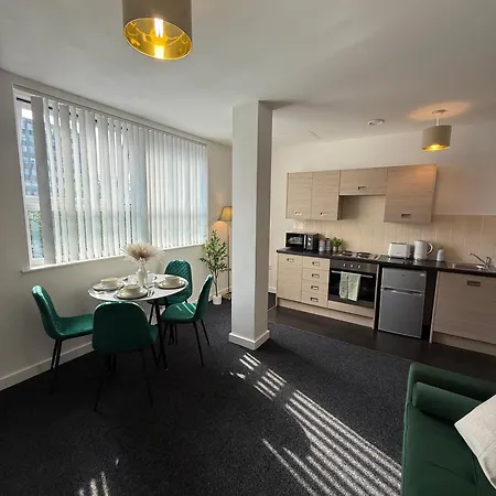 Luxury And Cosy Near Old Trafford M16 ,free Private Parking,fast Wi-fi,self Check-in Anytime Perfect For Late Arrivals, 5 Minutes To Old Trafford Stadium *