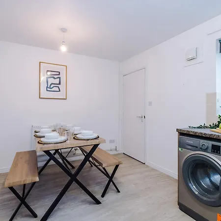 Modern 3 Bedroom - Driveway Parking For 2 Vehicles, Close To Centre بيت للعطل