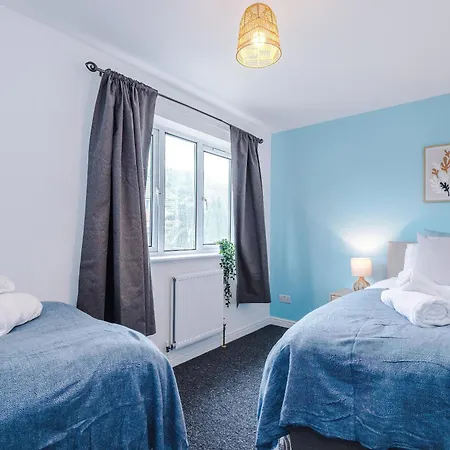 بيت للعطل Modern 3 Bedroom - Driveway Parking For 2 Vehicles, Close To Centre *