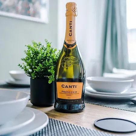 Σπίτι διακοπών New! Modern 3-bed House, Free Parking, Fast Wi-fi & Easy Access