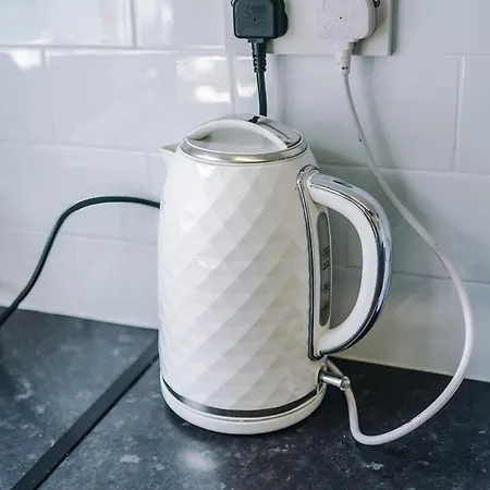 New! Modern 3-bed House, Free Parking, Fast Wi-fi & Easy Access