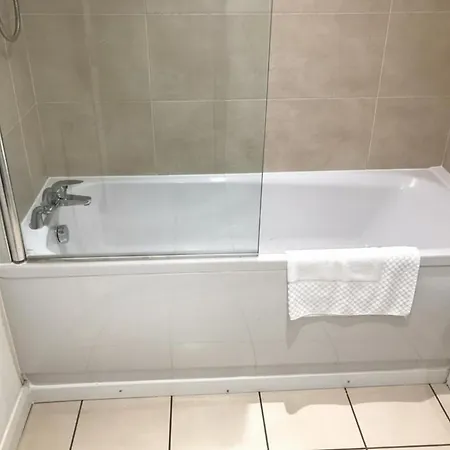 4 Bedroom - Sleeps 7 Pet Friendly & Parking * Manchester
