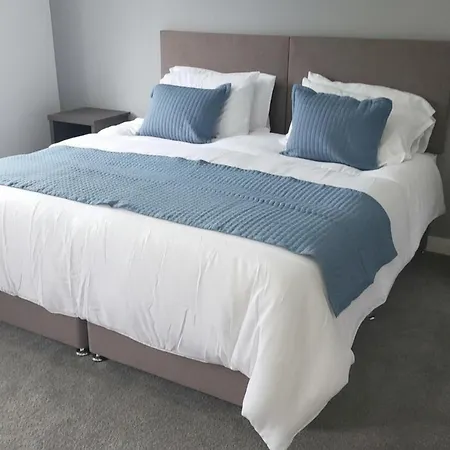 Nyaraló 4 Bedroom - Sleeps 7 Pet Friendly & Parking Manchester