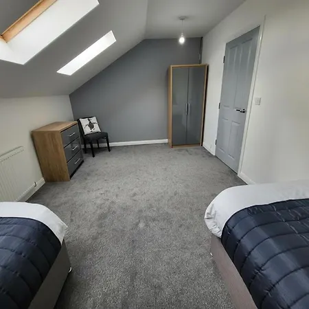 Nyaraló 4 Bedroom - Sleeps 7 Pet Friendly & Parking