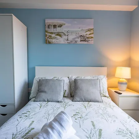 Cheerful 4-bedroom House With Multiple Car Parking * Manchester