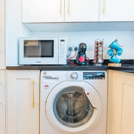 Cheerful 4-bedroom House With Multiple Car Parking Semesterbostad *