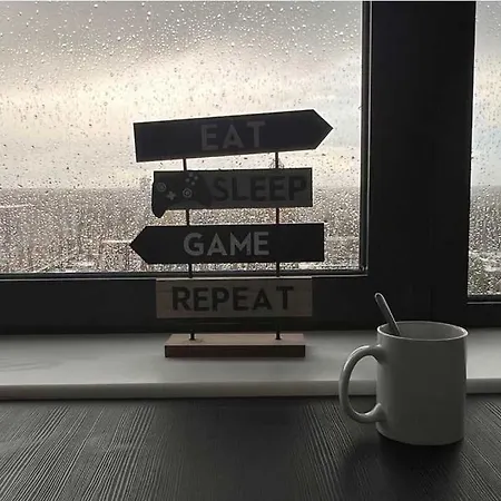 Zeni, Alexandra Rise Fab דירה