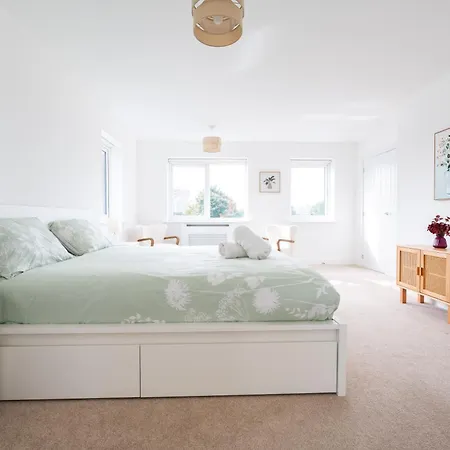 4-bedroom New House Near Centre Manchester
