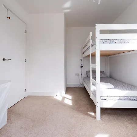 4-bedroom New House Near Centre Manchester