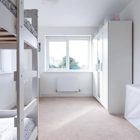 4-bedroom New House Near Centre Manchester