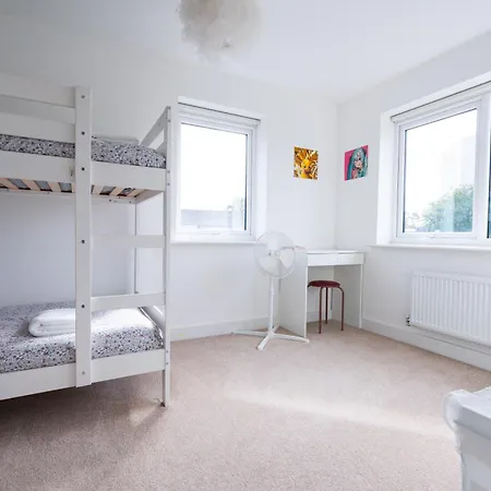 4-bedroom New House Near Centre * Manchester