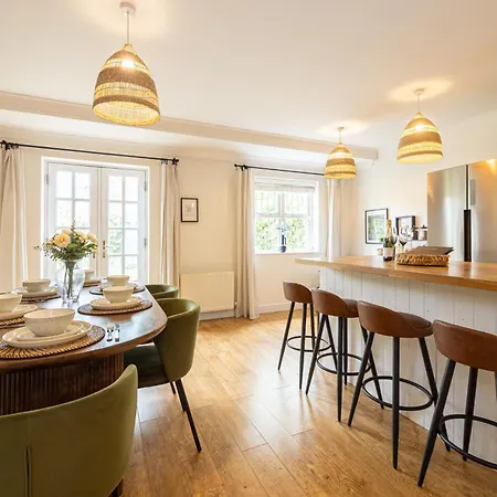 Luxury Spacious 3-bed Oasis Just 10 Mins From Centre With Free Parking בית נופש מנצ'סטר