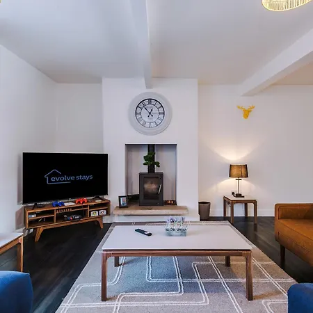 Stunning 3br Townhouse, Terrace, Games, Free Parking