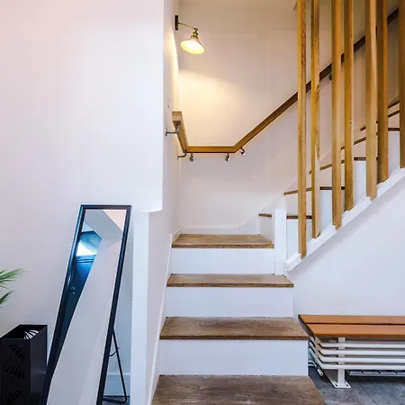 Stunning 3br Townhouse, Terrace, Games, Free Parking *