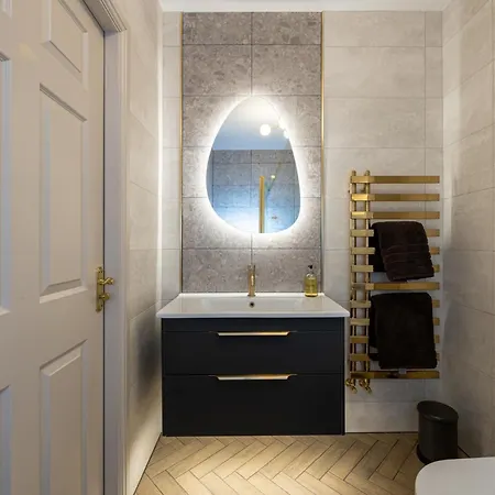 בית נופש Luxury Spacious 3-bed Oasis Just 10 Mins From Centre With Free Parking