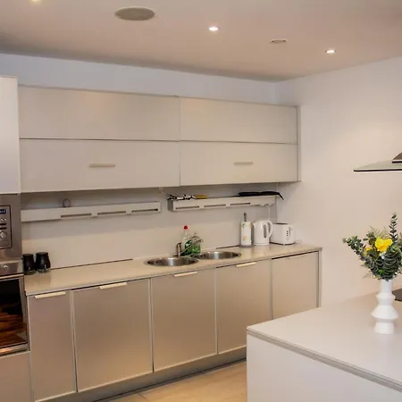 Modern 2 Bed Center Apartment *