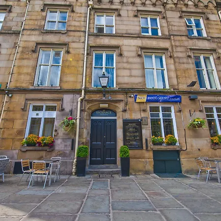 Mitre Centre מלון