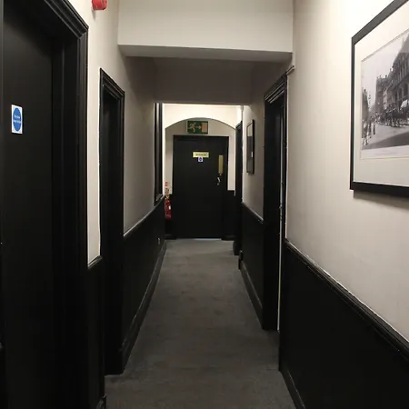 Mitre Centre מלון 3*