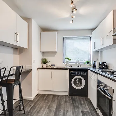 New 3 Bedroom Stylish With Drive & Garden * מנצ'סטר