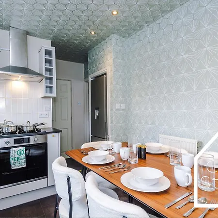 Vakantiehuis Spacious 3 Bed With Pac-man, Darts And 2 Parking Spaces Manchester