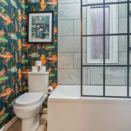 4 Bedroom House In Eccles, Trafford, - Sleeps 10 - 3 Double Beds - 4 Single Beds - Free Parking, Garden & Fast Fibre Wi-fi - Close To Trafford Centre, Mediacityuk, Salford Quays, And Both Old Trafford Stadiums 別荘