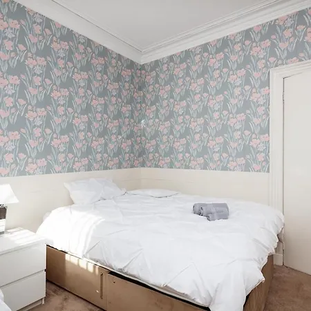 Beautiful 'mayfield' With Private Pool!