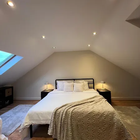 Elegant House - 3 Bedroom, 3 Bathroom Manchester