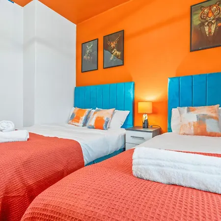 4 Bedroom House In Eccles, Trafford, - Sleeps 10 - 3 Double Beds - 4 Single Beds - Free Parking, Garden & Fast Fibre Wi-fi - Close To Trafford Centre, Mediacityuk, Salford Quays, And Both Old Trafford Stadiums 別荘