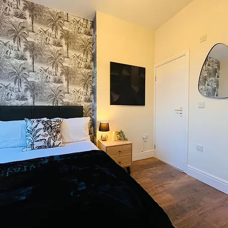 Дом отдыха Stylish 5br 5ba In Salford Street Parking Манчестер