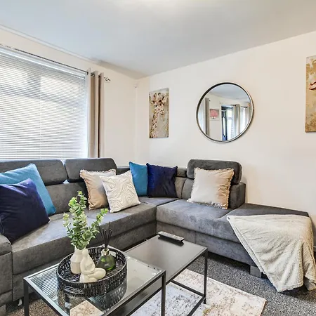 בית נופש New 3 Bedroom Stylish With Drive & Garden *
