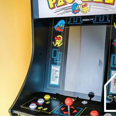 Spacious 3 Bed With Pac-man, Darts And 2 Parking Spaces Prázdninový dům Manchester