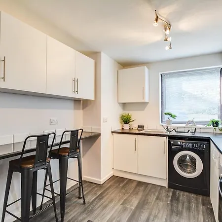 New 3 Bedroom Stylish With Drive & Garden * מנצ'סטר