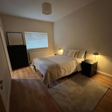 Elegant House - 3 Bedroom, 3 Bathroom Manchester