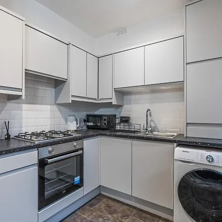 4 Bedroom House In Eccles, Trafford, - Sleeps 10 - 3 Double Beds - 4 Single Beds - Free Parking, Garden & Fast Fibre Wi-fi - Close To Trafford Centre, Mediacityuk, Salford Quays, And Both Old Trafford Stadiums *