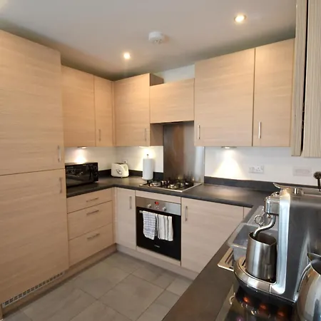 Modern 3br With Garden And Parking Mcr Ferienhaus