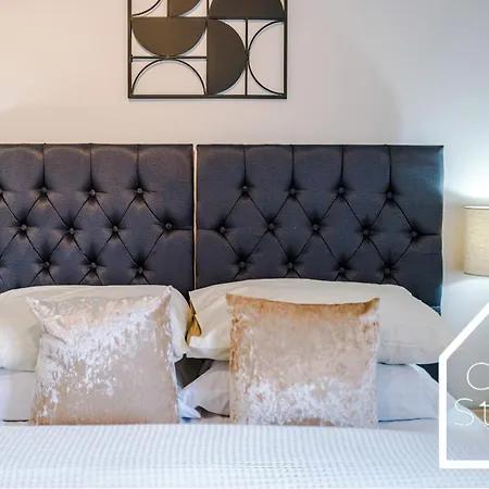 Spacious 3 Bed With Pac-man, Darts And 2 Parking Spaces