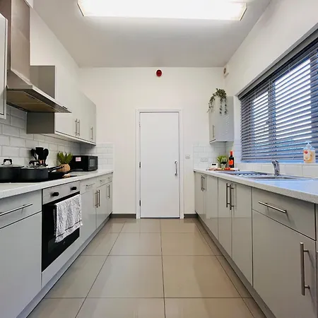 Stylish 5br 5ba In Salford Street Parking בית נופש