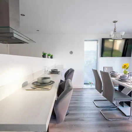 Luxury Deluxe - 4 Bedrooms - 6 Beds - 10 Guests - Private Parking - Contractors Welcome - Trafford Stretford * 맨체스터