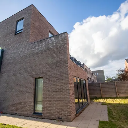 Апартаменты Luxury Deluxe - 4 Bedrooms - 6 Beds - 10 Guests - Private Parking - Contractors Welcome - Trafford Stretford *