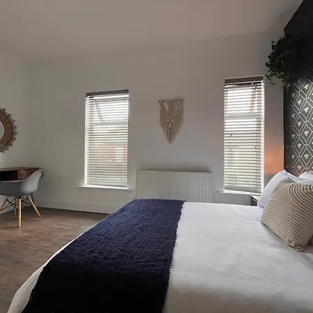 Stylish 5br 5ba In Salford Street Parking בית נופש